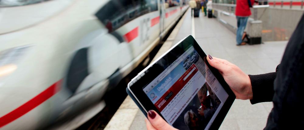 ICE und Bahnhöfe sollen künftig besser mit W-lan ausgestattet sein.