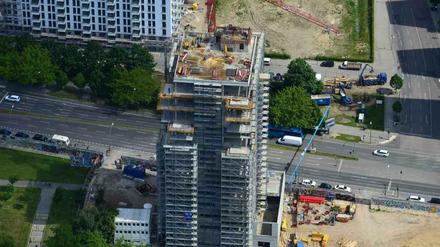 Das "Living Levels" feierte soeben Richtfest als erster fertiger Bau an der East Side Gallery.