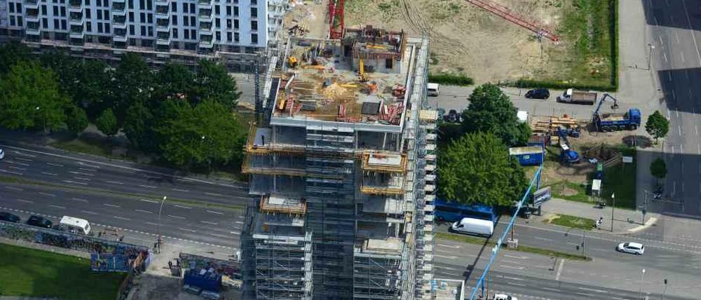 Das "Living Levels" feierte soeben Richtfest als erster fertiger Bau an der East Side Gallery.