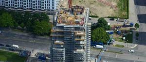 Das "Living Levels" feierte soeben Richtfest als erster fertiger Bau an der East Side Gallery.