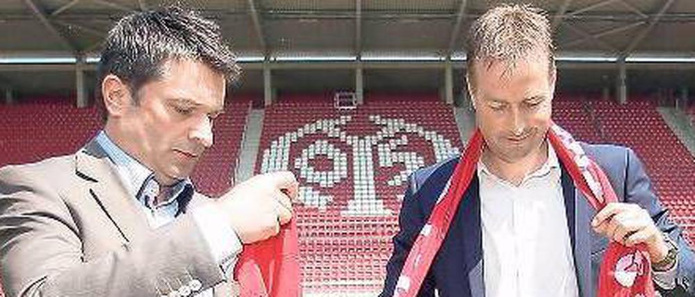 Gesucht und gefunden. Der Mainzer Manager Christian Heidel (l.) stellt den Mann vor, der auf Thomas Tuchel folgt. 
