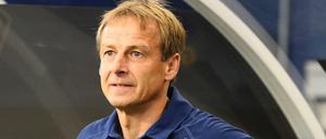 Jürgen Klinsmann ist ein ehemaliger deutscher Fußballspieler und und gegenwärtig Nationaltrainer der Vereinigten Staaten.