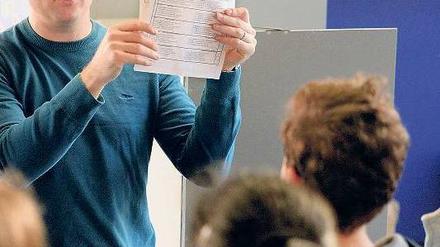 Lehrer im Politikunterricht