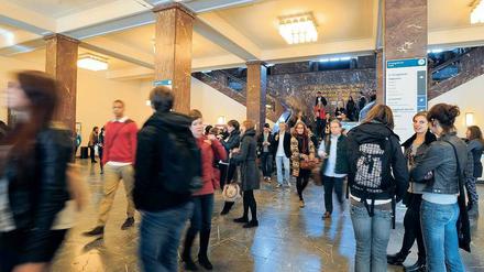 Etwa dreißig Studierende im Foyer der Humboldt-Uni.