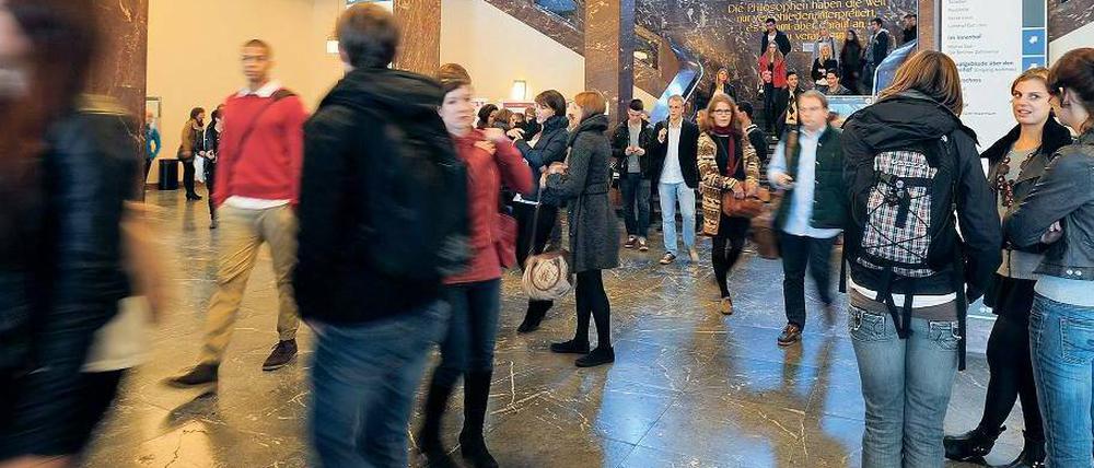 Etwa dreißig Studierende im Foyer der Humboldt-Uni.