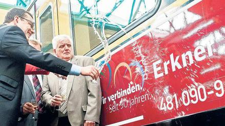 Allzeit gute Fahrt! S-Bahnchef Buchner spritzt Sekt auf die frisch lackierte S-Bahn.