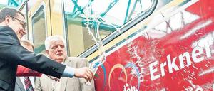 Allzeit gute Fahrt! S-Bahnchef Buchner spritzt Sekt auf die frisch lackierte S-Bahn.