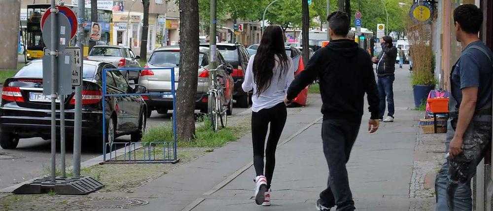 Fertig mit der Inspektion: Bushido und seine Frau verlassen den Laden, der bald öffnen wird.