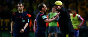 Mittelpunkt der Diskussion: Schiedsrichter Florian Meyer (m.) im Zwiegespräch mit Dortmunds Trainer Jürgen Klopp.