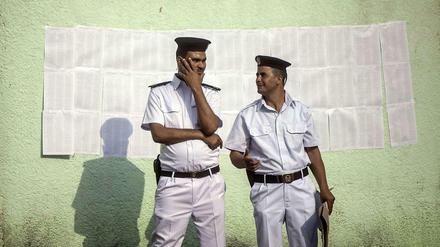 Zwei Polizisten vor einem Wahllokal. Hinter ihnen ist der Stimmzettel zu sehen. Er könnte kürzer sein, denn der Wahlsieger steht schon fest: General Abdel Fattah al Sisi wird der nächste Präsident Ägyptens sein. Die einzigen, die ihm Konkurrenz machen könnten, sind die Muslimbrüder, und die sind zur Wahl nicht zugelassen. 