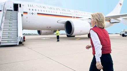 Auf dem Weg nach oben. Verteidigungsministerin Ursula von der Leyen vor dem Abflug. Ihr Haus prüft die Anträge und listet die Kosten auf.
