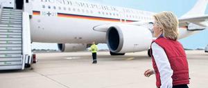 Auf dem Weg nach oben. Verteidigungsministerin Ursula von der Leyen vor dem Abflug. Ihr Haus prüft die Anträge und listet die Kosten auf.
