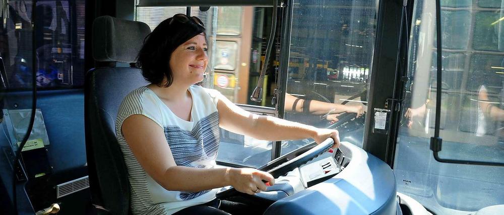 Frau bremst besser. Auf dem Betriebshof Müllerstraße werden die Nachwuchskräfte für den Straßenverkehr geschult.