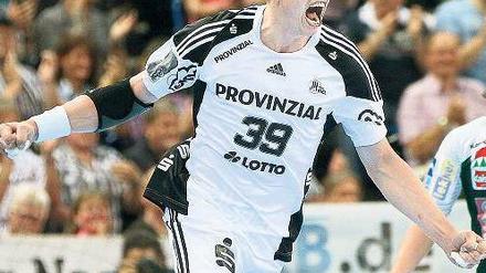Wie steht’s in Gummersbach? Kiels Kapitän Filip Jicha trieb seine Mitspieler immer wieder an.