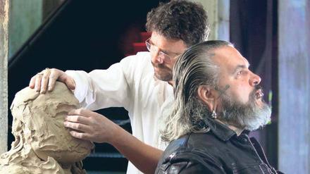 Quadratschädel. Bertrand Freiesleben modelliert den Kopf von Sven Marquardt. Im Berghain, wo der Fotograf als Türsteher arbeitet. 