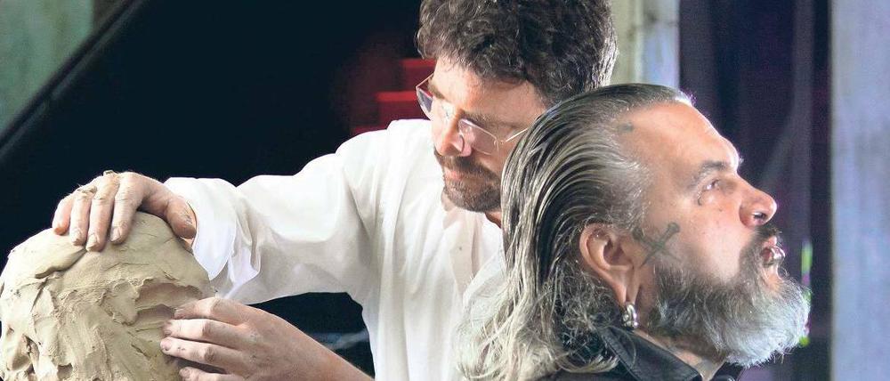 Quadratschädel. Bertrand Freiesleben modelliert den Kopf von Sven Marquardt. Im Berghain, wo der Fotograf als Türsteher arbeitet.