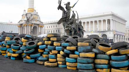 Barrikaden in den Farben der Ukraine, in Blau und Gelb auf Autoreifen gemalt. Momentaufnahme in Kiew auf dem Platz der Unabhängigkeit. .