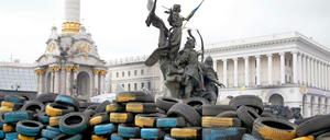 Barrikaden in den Farben der Ukraine, in Blau und Gelb auf Autoreifen gemalt. Momentaufnahme in Kiew auf dem Platz der Unabhängigkeit. .