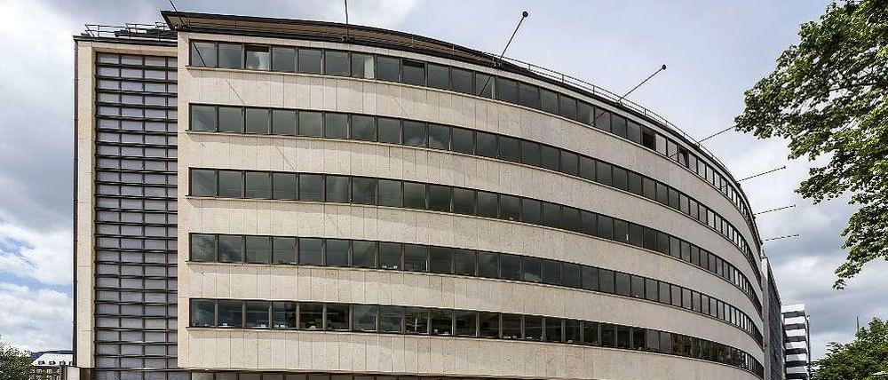 Ein Juwel für Chemnitz. Das Staatliche Museum für Archäologie Chemnitz im frisch sanierten ehemaligen Kaufhaus Schocken, das 1930 eröffnet wurde. Tagsüber sind die Fenster dunkel und die Fassade hell - nachts ist die Wirkung genau umgekehrt. 