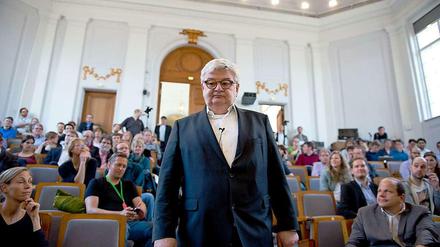 Auftritt Fischer. Der Ex-Außenminister kommt zur Podiumsdiskussion der Grünen unter dem Titel "Friedensmacht Europa - Herausforderung Ukraine".