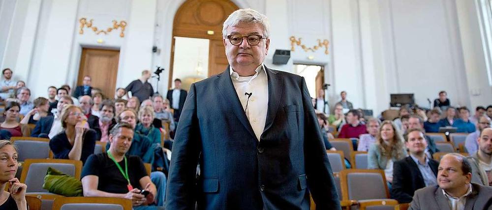 Auftritt Fischer. Der Ex-Außenminister kommt zur Podiumsdiskussion der Grünen unter dem Titel "Friedensmacht Europa - Herausforderung Ukraine".