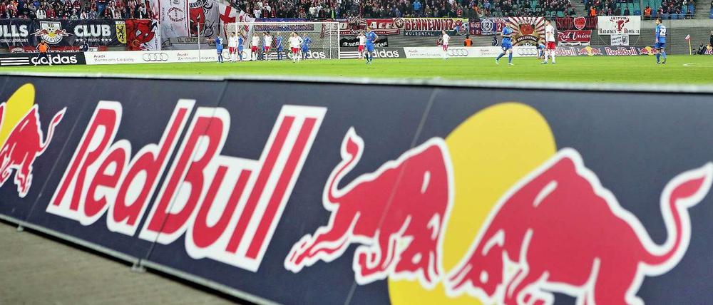 Für eine Lizenz-Erteilung hatten sich die DFL und RB Leipzig auf einen Kompromiss geeinigt. Der Verein müsse mit einem neuen Logo antreten und auch seine Führung von Geldgeber Red Bull unabhängiger besetzen 
