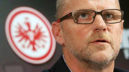 Ungewohntes Bild: Thomas Schaaf - statt mit der Werder-Raute - nun mit dem Eintracht-Adler verbunden.