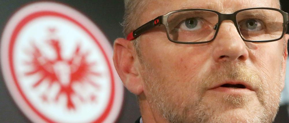 Ungewohntes Bild: Thomas Schaaf - statt mit der Werder-Raute - nun mit dem Eintracht-Adler verbunden.
