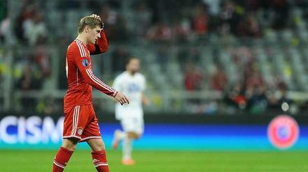Toni Kroos wird seit längerem mit Manchester United in Verbindung gebracht. Kroos ist der einziger Stammspieler bei den Bayern, der nur noch einen Vertrag bis zum Ende der kommenden Saison hat.