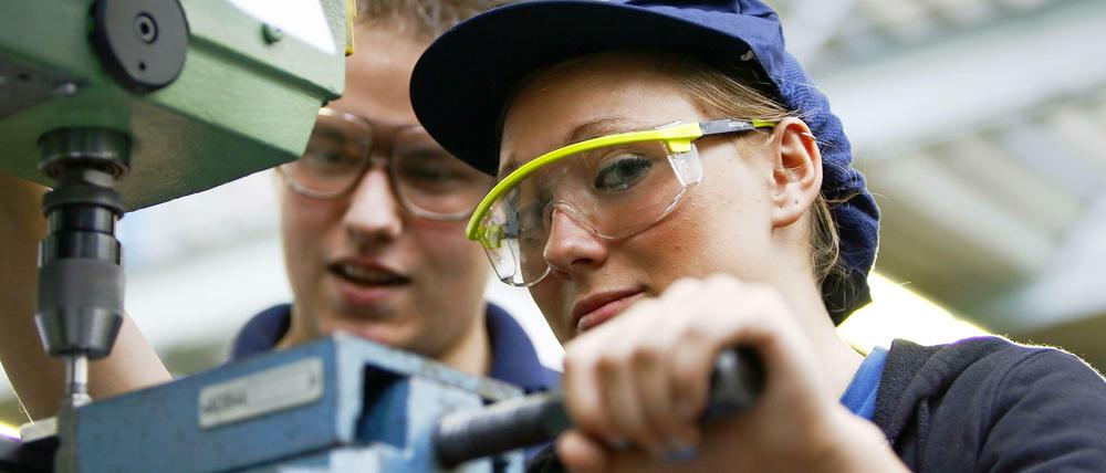 Den Firmen fehlen Azubis, trotzdem stehen viele junge Menschen ohne Lehre da.