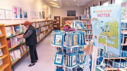 Die Thomas-Dehler-Bibliothek in der Schöneberger Martin-Luther-Straße wird von Ehrenamtlichen betrieben. Aber bürokratische Regeln bremsen deren Engagement aus, kritisiert Eva Menasse. 