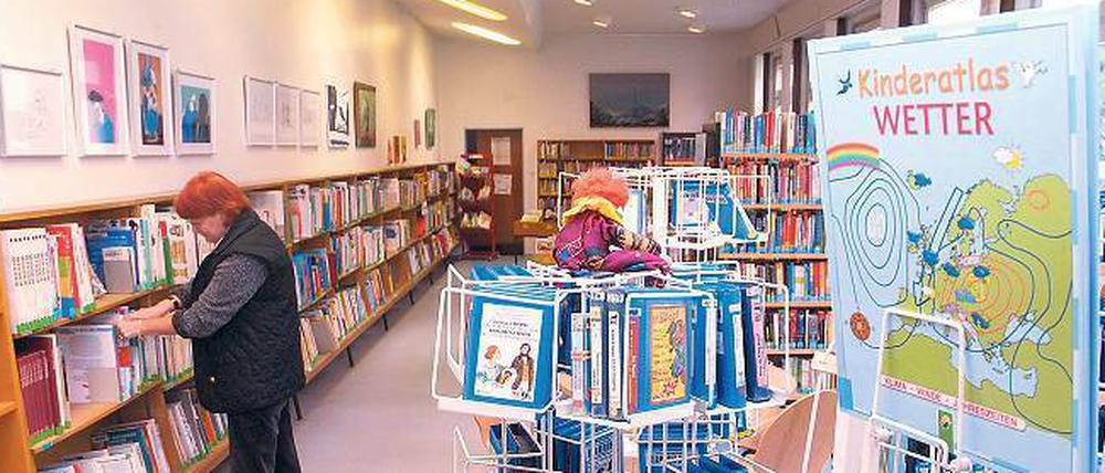 Die Thomas-Dehler-Bibliothek in der Schöneberger Martin-Luther-Straße wird von Ehrenamtlichen betrieben. Aber bürokratische Regeln bremsen deren Engagement aus, kritisiert Eva Menasse. 