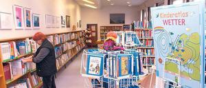 Die Thomas-Dehler-Bibliothek in der Schöneberger Martin-Luther-Straße wird von Ehrenamtlichen betrieben. Aber bürokratische Regeln bremsen deren Engagement aus, kritisiert Eva Menasse. 