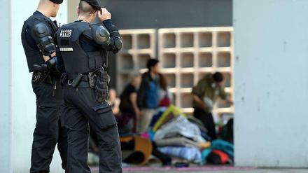 Am Dienstag beobachten zwei Polizisten die Mahnwache an der Gedächtniskirche.