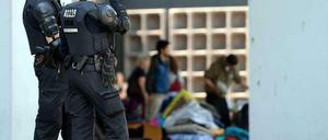 Am Dienstag beobachten zwei Polizisten die Mahnwache an der Gedächtniskirche.