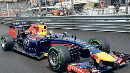 Das Schiff winkt. Sebastian Vettel fährt am Hafen Monacos entlang. Foto: AFP