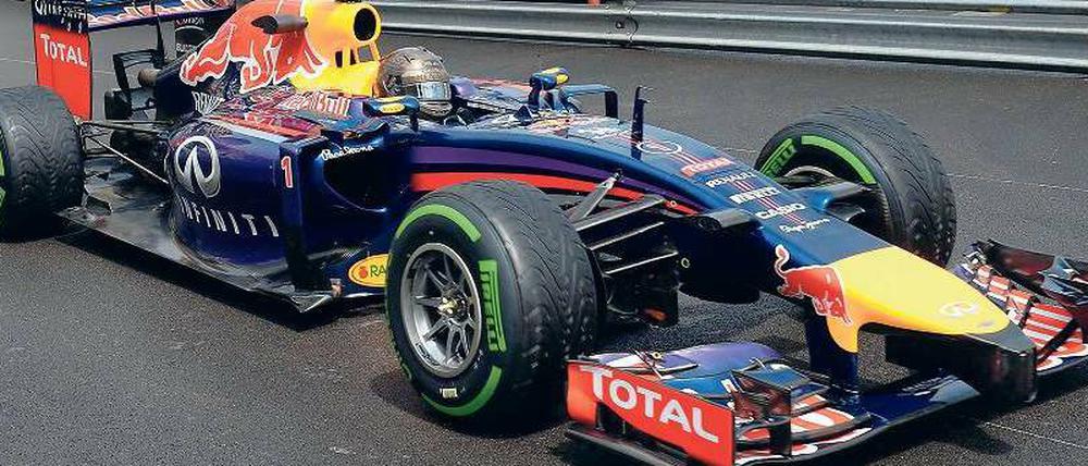 Das Schiff winkt. Sebastian Vettel fährt am Hafen Monacos entlang. Foto: AFP