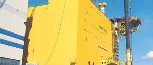 Noch in der Werft, aber bald auf hoher See: Nordic Yards baut für Siemens die Plattform Sylwin 1 in Wismar. Sie ist 83 Meter hoch. 