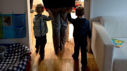Kindergärtnerin mit zwei Kindern
