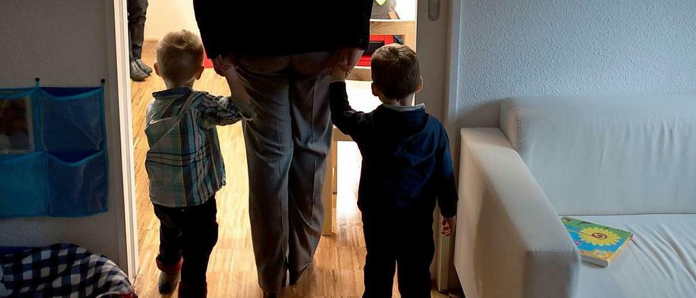 Kindergärtnerin mit zwei Kindern