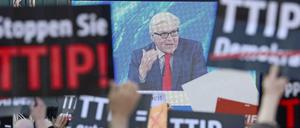 Proteste gegen TTIP während einer Rede von Bundesaußenminister Frank-Walter Steinmeier bei einer SPD-Wahlkampfveranstaltung zur Europawahl.