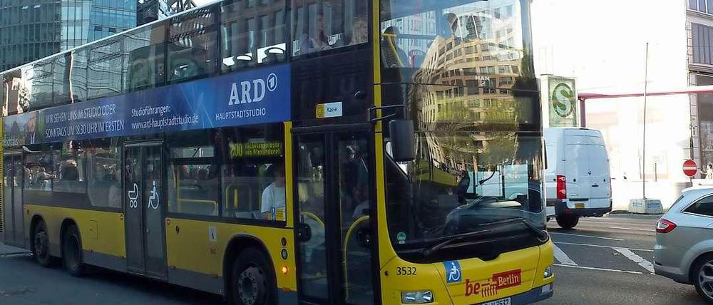 Im Sitzen schwitzen. Wird es kälter als 19 Grad, springen bei der BVG die Heizungen an.