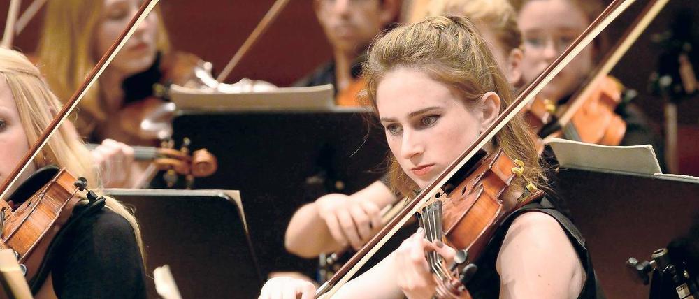 Gefährliches Fortissimo. Mitten im Orchester kann Musik schmerzhaft laut sein. Bei Berufsmusikern ist das Risiko für eine Tinnituserkrankung um 57 Prozent höher als bei der Allgemeinbevölkerung, fanden Forscher aus Bremen und Oldenburg heraus.