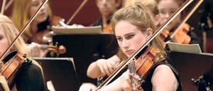 Gefährliches Fortissimo. Mitten im Orchester kann Musik schmerzhaft laut sein. Bei Berufsmusikern ist das Risiko für eine Tinnituserkrankung um 57 Prozent höher als bei der Allgemeinbevölkerung, fanden Forscher aus Bremen und Oldenburg heraus. 