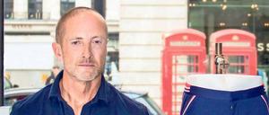 Adam Brown verkauft Badehosen fast wie maßgeschneidert.