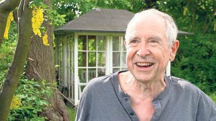 Hausherr mit Teepavillon. Ulrich Eckhardt in seinem Zehlendorfer Garten.