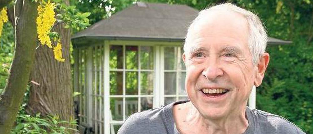 Hausherr mit Teepavillon. Ulrich Eckhardt in seinem Zehlendorfer Garten.