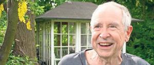 Hausherr mit Teepavillon. Ulrich Eckhardt in seinem Zehlendorfer Garten. 