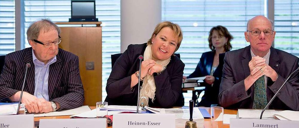 Zwei Vorsitzende und ein Bundestagspräsident. Ursula Heinen-Esser (CDU) und Michael Müller (SPD), der links von ihr sitzt, sollen die Endlagerkommission abwechselnd leiten. Bundestagspräsident Norbert Lammert (CDU) stattete der 33-köpfigen Kommission, die in zwei Jahren Ergebnisse liefern soll, in ihrer ersten Sitzung einen Besuch ab.