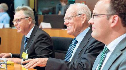 Juristen als Sachverständige. Der frühere Präsident des Bundesverfassungsgerichts, Hans-Jürgen Papier, der ehemalige Verfassungsrichter Wolfgang Hoffmann-Riem und der Staatsrechtler Matthias Bäcker (von links nach rechts). 